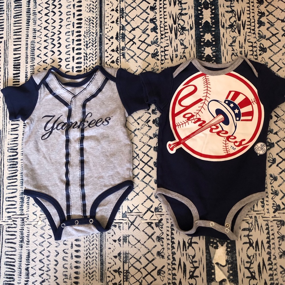 ❤️Bundle set of 2 Yankees Genuine Merchandise Short Sleeve Onesies 6/9 months
